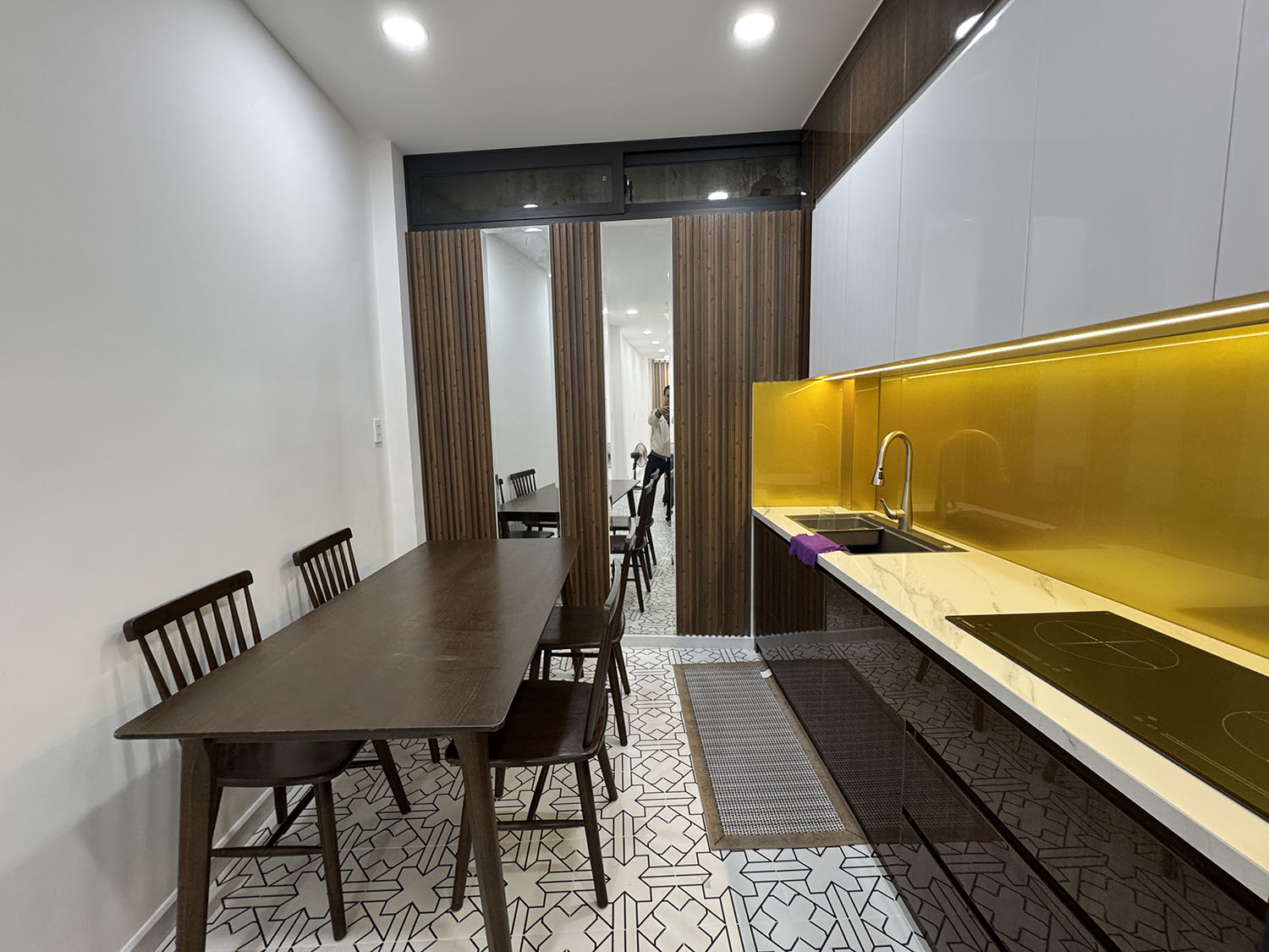Tuyệt phẩm Nhà Phố 2 lầu full nội thất cao cấp hẻm 2 xe hơi 7 chỗ tránh nhau khu VIP Đặng Văn Ngữ